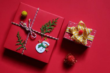 Noel kompozisyonu. Kırmızı arka planda Noel hediyeleri ve oyuncaklar.