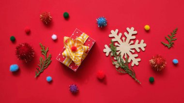 Kırmızı arka planda Noel hediyeleri ve oyuncaklar. Noel Zamanı.