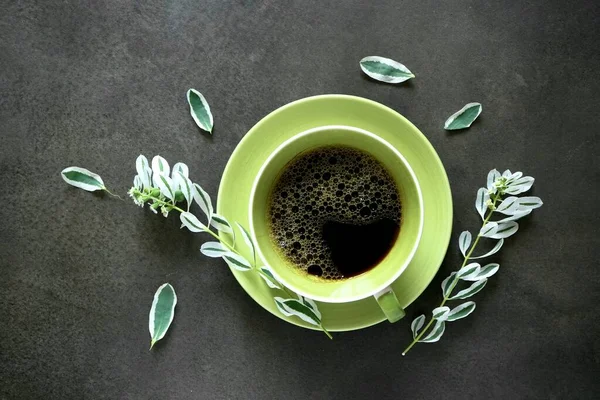 Eine Tasse Schwarzen Kaffee Und Zweig Einer Blume Mit Weißen — Stockfoto