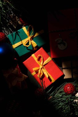 Noel hediyeleri ve güneş ışığıyla aydınlatılmış oyuncaklar. Noel Zamanı.