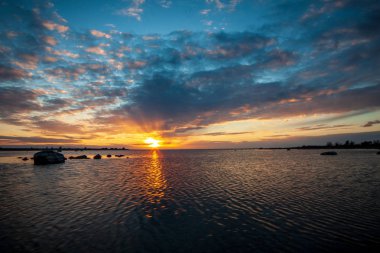 Okyanus tarafından bulutlu gün batımı