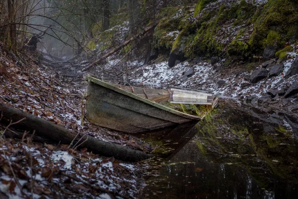 Разбитая Деревянная Лодка Маленькой Реке Лесу — стоковое фото