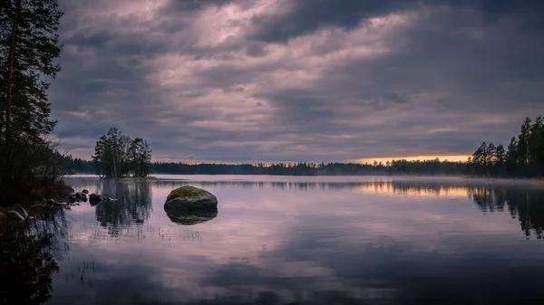 Brume Réflexions Sur Eau Dans Petit Lac Forestier — Photo