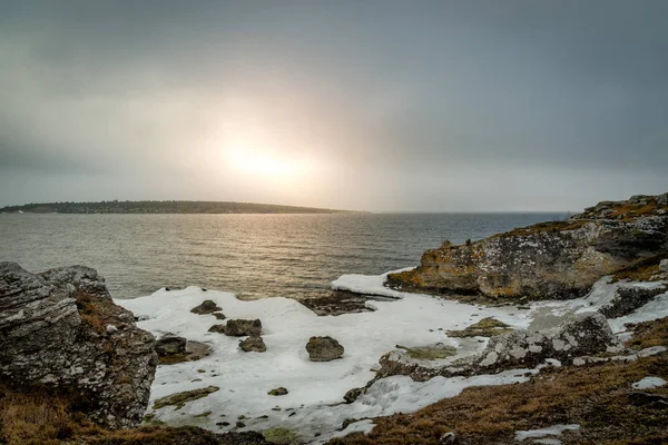 Rochers Neige Une Journée Nuageuse Mer — Photo