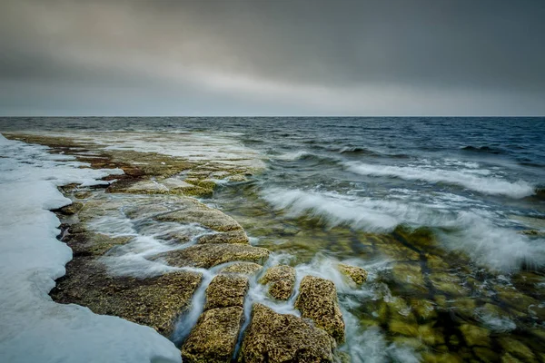 Ondas Correndo Para Uma Costa Pedregosa Com Neve — Fotografia de Stock