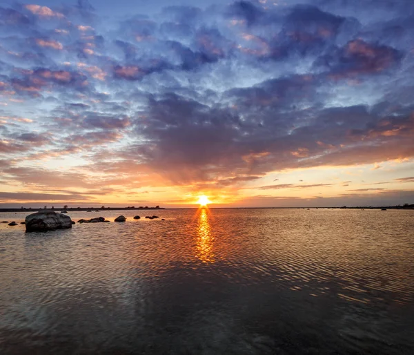 Okyanus tarafından bulutlu gün batımı