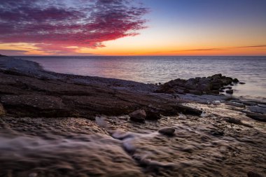 Nehir deniz kenarında uçurumlarda doluyor