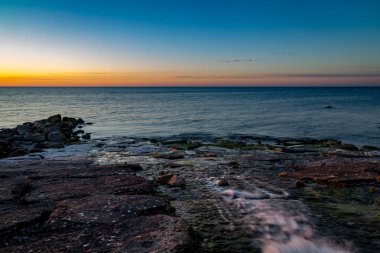 Nehir deniz kenarında uçurumlarda doluyor