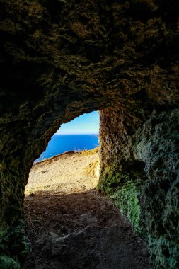 Yalak okyanus üzerinde küçük bir mağara dışarı arıyorsunuz