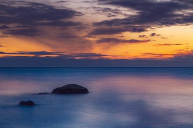 Güneş battıktan sonra okyanusa iki taşı
