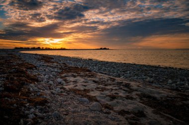 Bulutlar ile deniz günbatımı