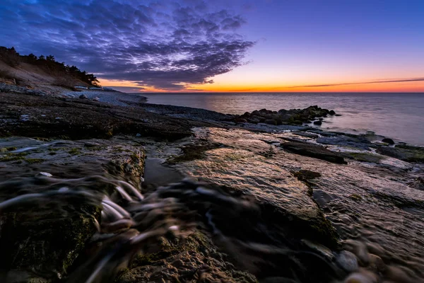 Wasser Vordergrund Und Klippen Meer Hintergrund — Stockfoto