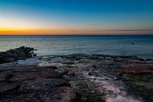 Nehir deniz kenarında uçurumlarda doluyor