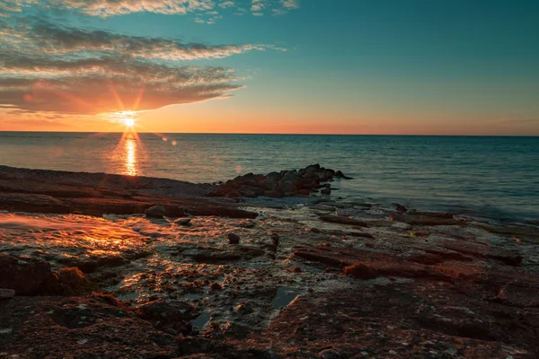 Deniz kenarında gün batımı