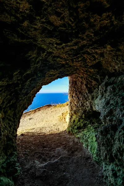 Yalak okyanus üzerinde küçük bir mağara dışarı arıyorsunuz