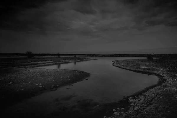 S eğrisi nehir siyah beyaz