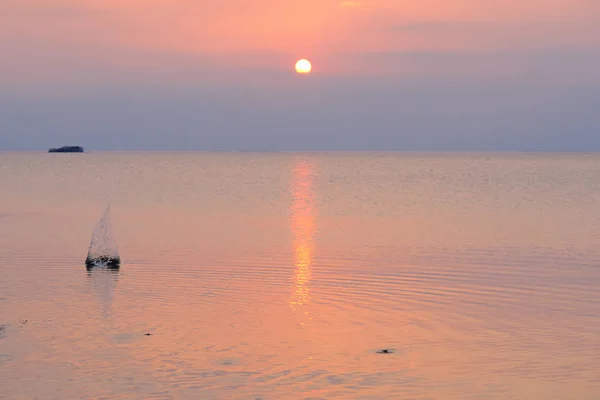 Gün batımında gölde büyük bir sıçrama