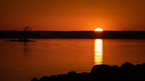 Sun Setting Land Other Side Lake — Stock Photo, Image