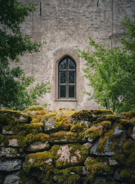 Kilise ve taş duvar yosun ile eski pencere