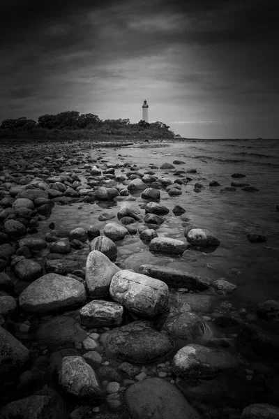 Foto Blanco Negro Con Piedras Grandes Primer Plano Faro Blanco —  Fotos de Stock