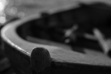 Siyah beyaza yakın çekim bir ahşap tekne