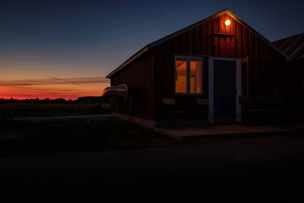 Röd Stuga Med Lampor Efter Solnedgången — Stockfoto