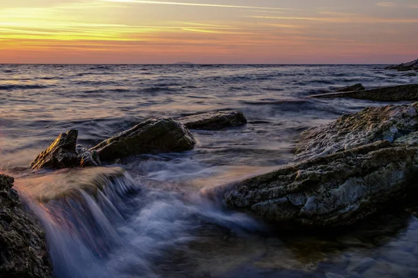 Golven Stromen Stenen Bij Zonsondergang — Stockfoto