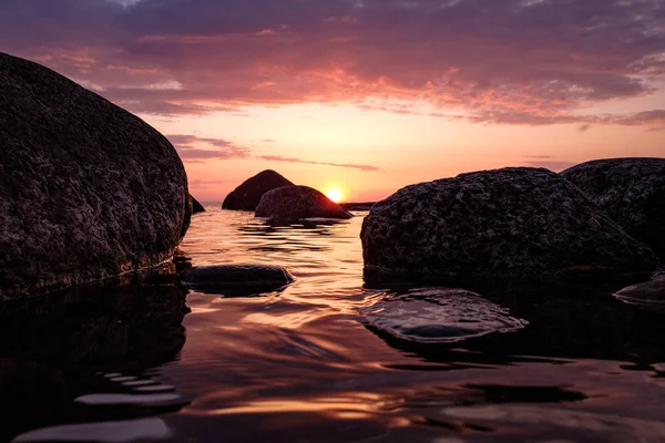 Lage Hoek Zonsondergang Achter Stenen Aan Het Meer — Stockfoto