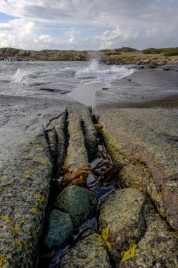 rüzgarlı bir gün beyaz bulutlar arka plan ile ön plan ve mavi gökyüzü kayalıklardan denize sıfır tarafından