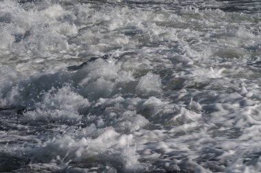 kayaların arasında gelir okyanustan köpük