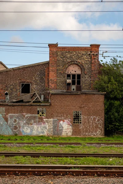 Alter Bahnhof Mit Kaputten Fenstern Und Kaputten Dächern — Stockfoto