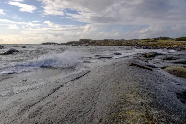 rüzgarlı bir gün beyaz bulutlar arka plan ile ön plan ve mavi gökyüzü kayalıklardan denize sıfır tarafından