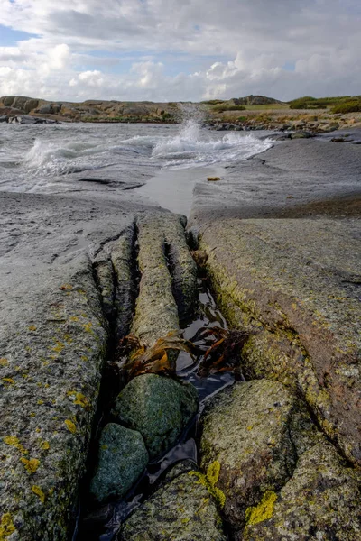 rüzgarlı bir gün beyaz bulutlar arka plan ile ön plan ve mavi gökyüzü kayalıklardan denize sıfır tarafından