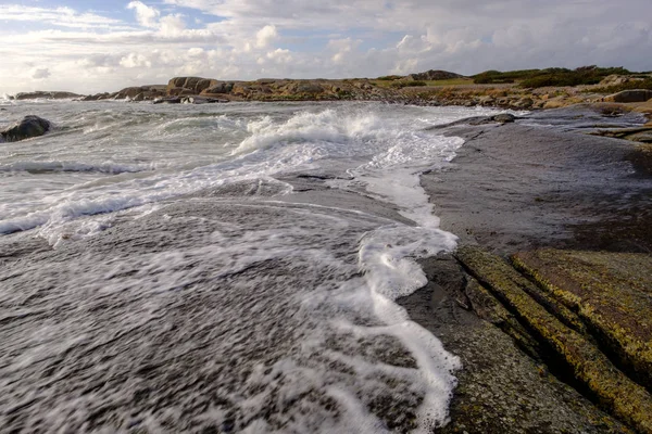 rüzgarlı bir gün beyaz bulutlar arka plan ile ön plan ve mavi gökyüzü kayalıklardan denize sıfır tarafından