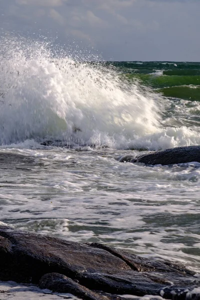 Olas Que Golpean Los Acantilados Por Mar — Foto de Stock