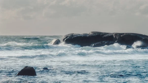 Grote Golven Kliffen Voorgrond — Stockfoto