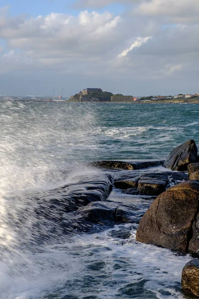 Vagues Course Contre Rocher — Photo