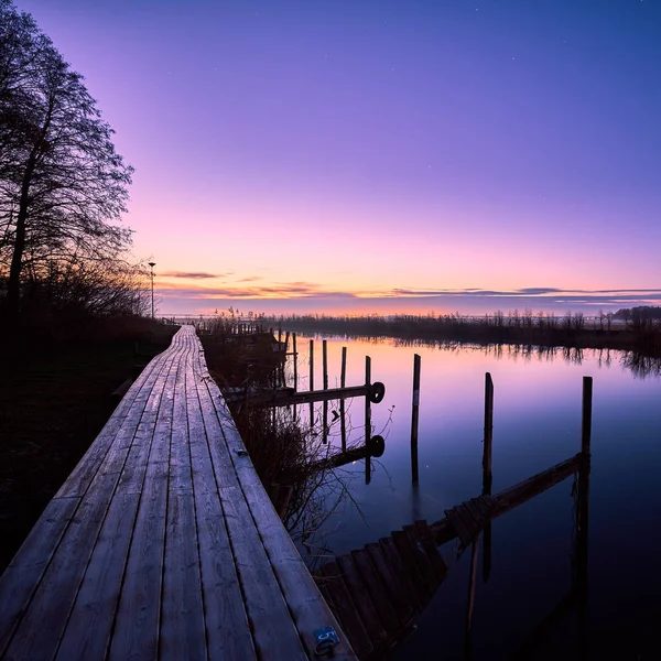 Brücke Die Bei Sonnenaufgang Einem Wintermorgen Entlang Eines Flusses Führt — Stockfoto