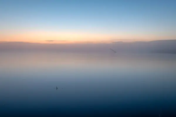Туман Озере Восходе Солнца Шестом Заднем Плане — стоковое фото