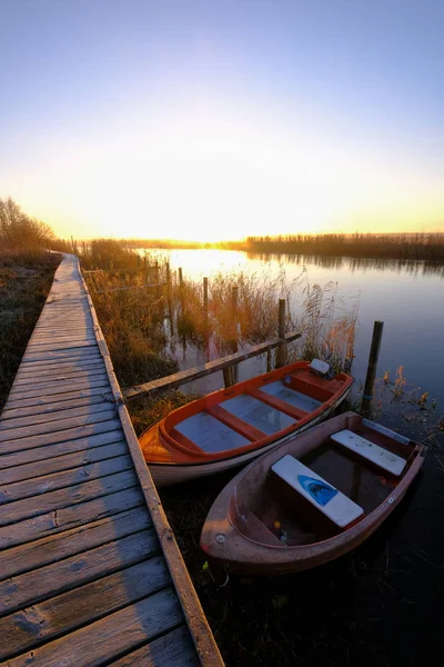 Zwei Boote Kleinen Hafen Mit Holzbrücke Und Sonnenaufgang Hintergrund — Stockfoto