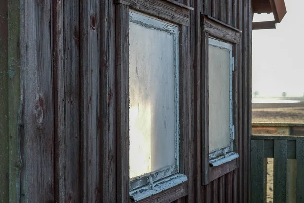 Zwei Alte Fenster Einem Alten Holzhaus — Stockfoto