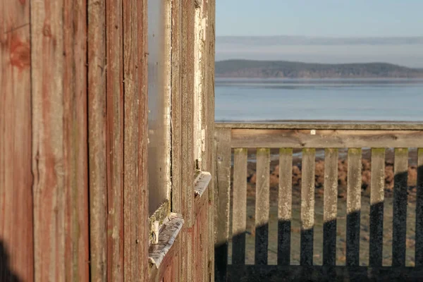 iki eski windows üzerinde arka planda bir göl ile eski bir ahşap ev