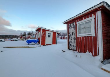 Göl kenarında bir kış gününde küçük balıkçılık alanları