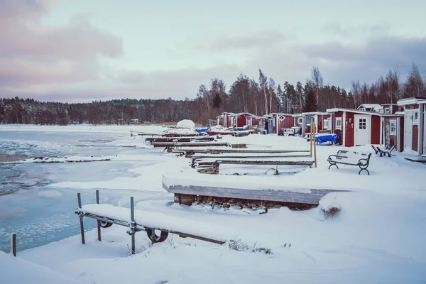 Pequeños cobertizos de pesca y muelles en un día de invierno junto al lago — Foto de Stock