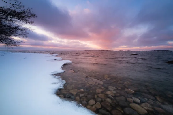 Neve e pedras no fundo em primeiro plano e pôr do sol em th — Fotografia de Stock