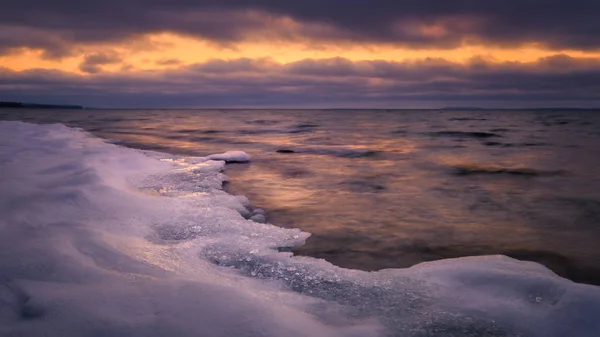 Барвиста картина льоду та снігу на пляжі на передньому плані, c — стокове фото