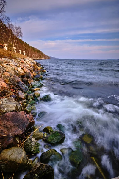 Vagues Brisant Sur Des Roches Couvertes Mousse — Photo