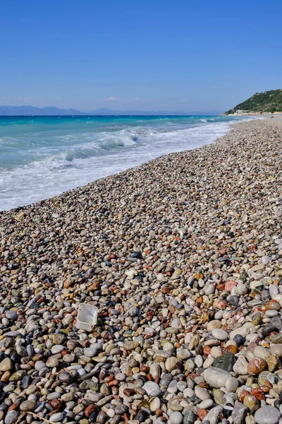 bir plajda yüzen çöp