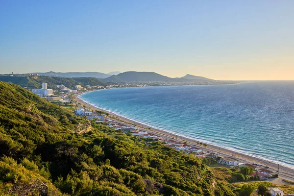 Bela Vista Mar Com Resort Montanhas Fundo Arbustos Verdes Primeiro — Fotografia de Stock