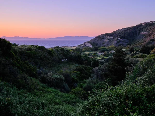 Groene Vallei Voorgrond Met Zee Bergen Achtergrond Bij Zonsondergang — Stockfoto
